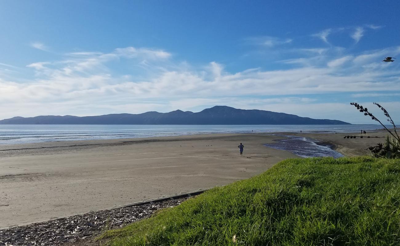 Foto af Raumati Beach med grå sand overflade