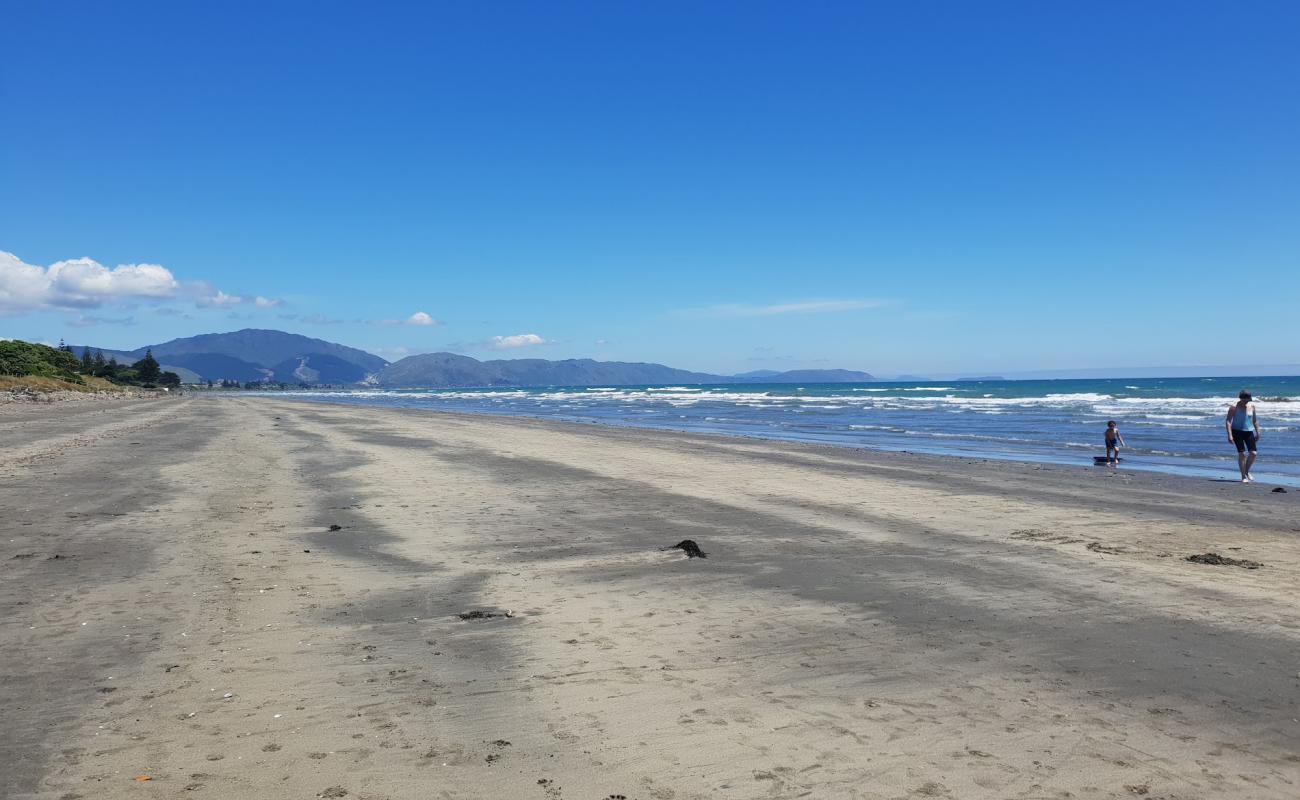 Foto af Paraparaumu Beach med grå sand overflade