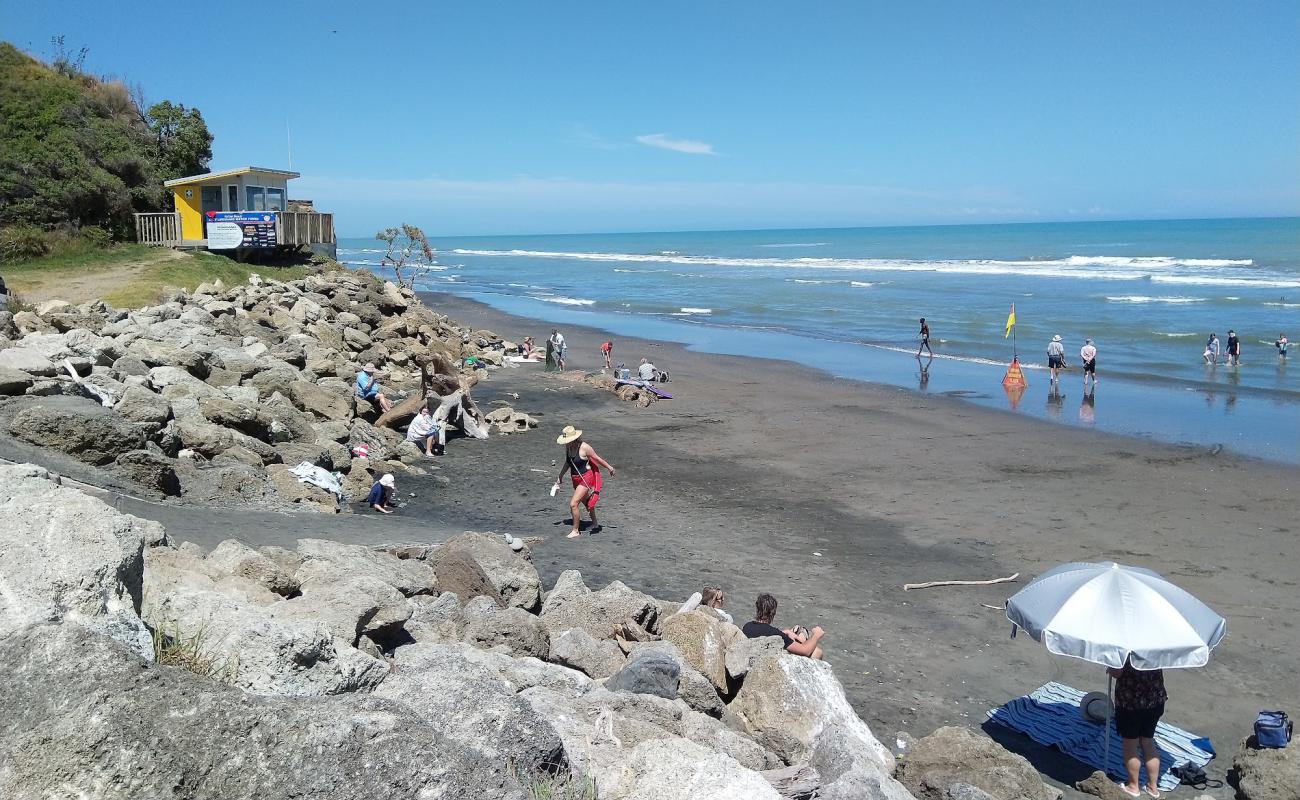 Foto af Mowhanau Beach med grå sand overflade