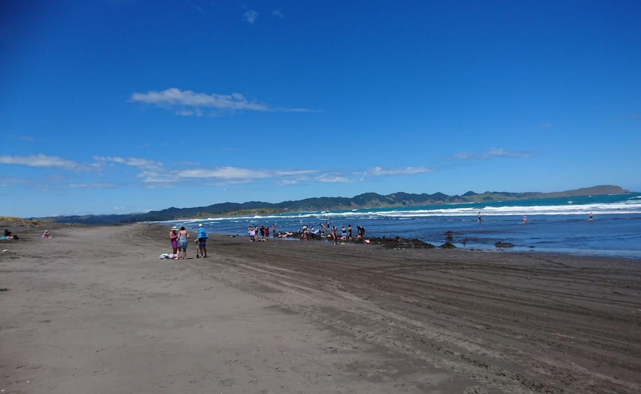 Foto af Kawhia Hot Water Beach med grå sand overflade