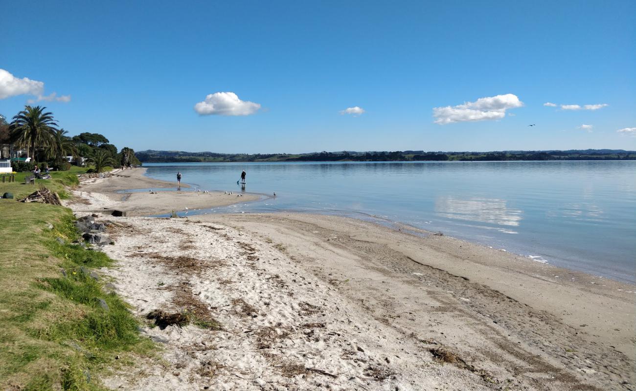 Foto af Clarks Beach med let fin sten overflade