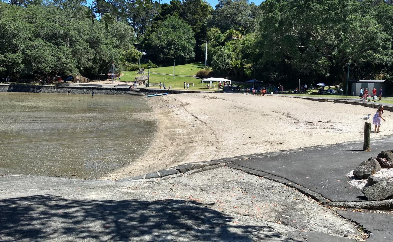 Foto af Blockhouse Bay med let sand og småsten overflade