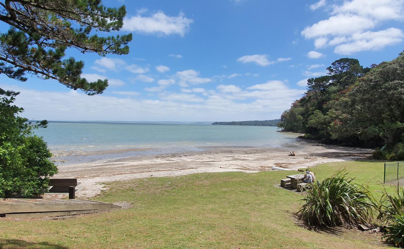 Foto af Green Bay Beach med let sand og småsten overflade