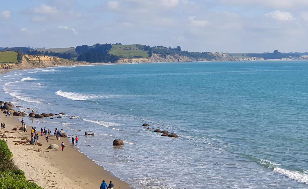 Foto af Moeraki Boulders Beach med lys sand overflade