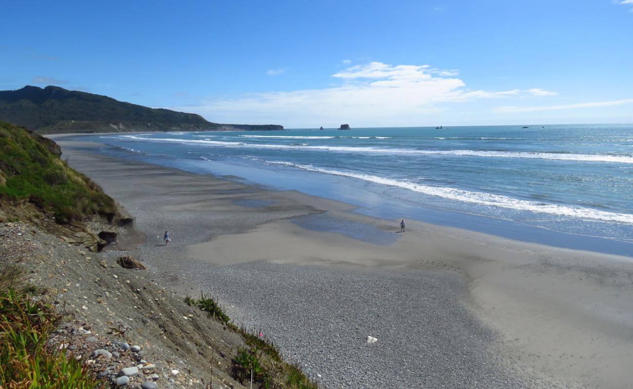 Foto af Hokitika Beach med let sand og småsten overflade