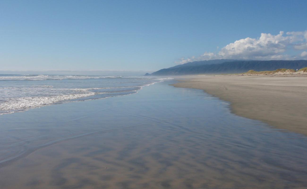 Foto af Karamea Beach med lys sand overflade