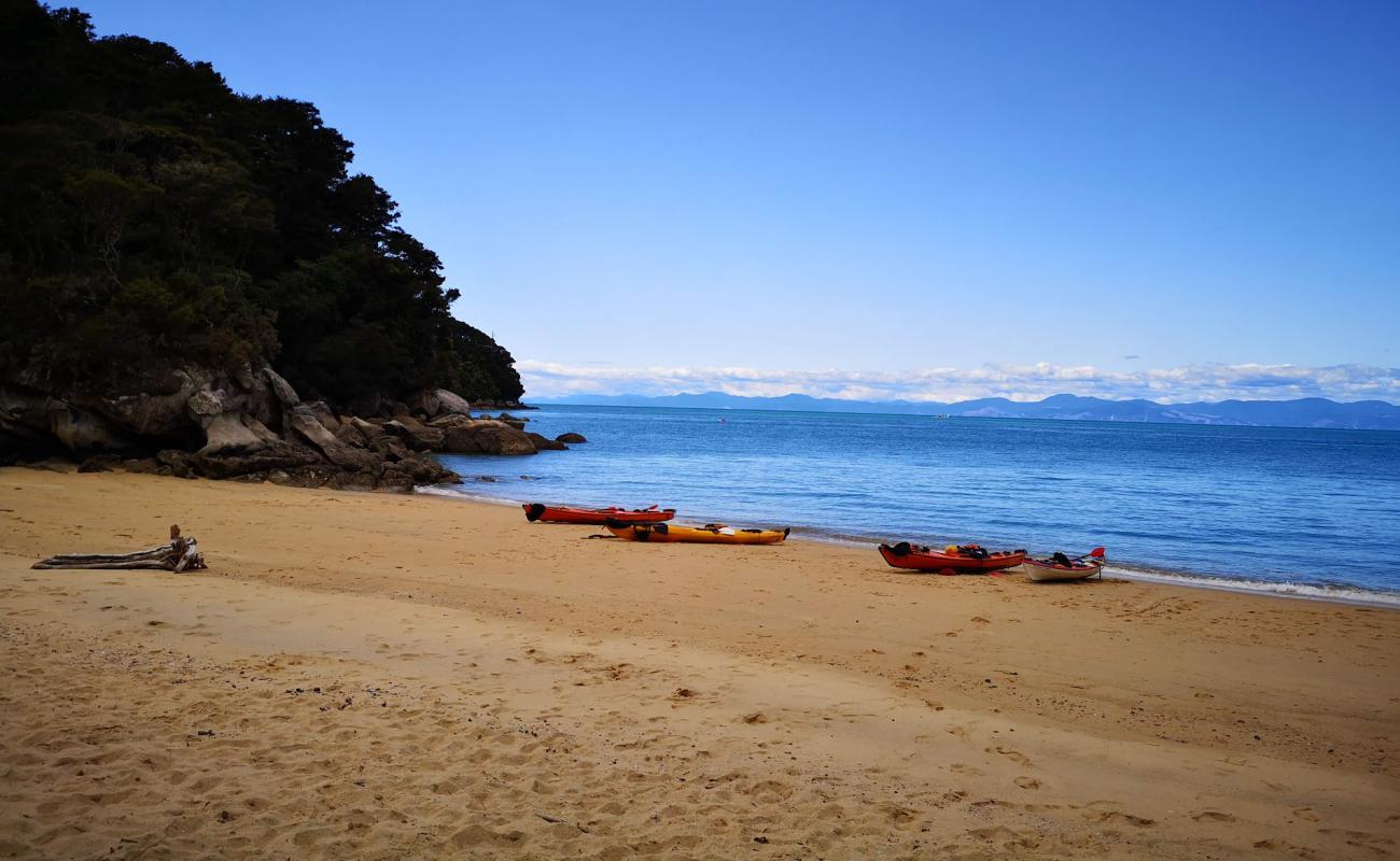 Foto af Watering Beach med lys fint sand overflade