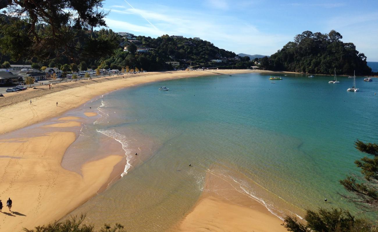 Foto af Kaiteriteri Beach med lys fint sand overflade