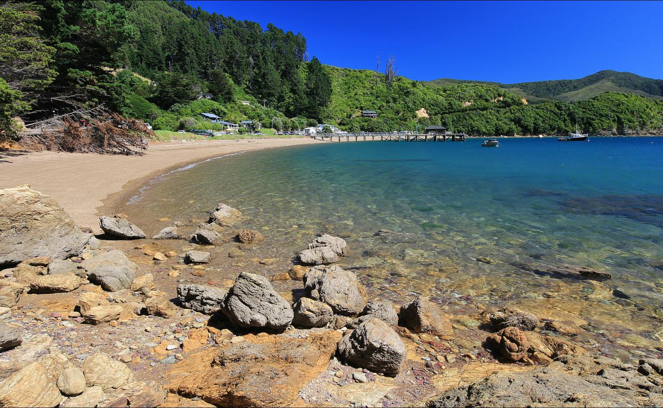 Foto af French Pass Beach med lyst sand & sten overflade