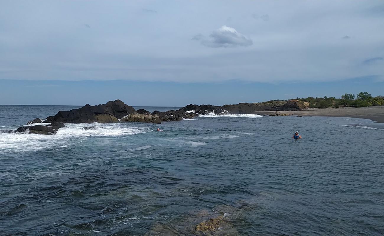 Foto af La Mona beach med gråt sand og sten overflade