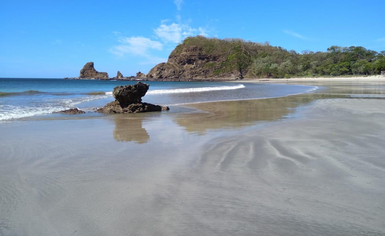 Foto af Maderas Strand med let sand og småsten overflade