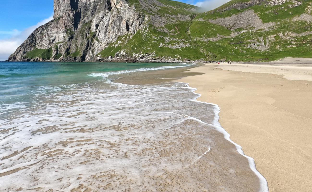 Foto af Kvalvika Strand med lys sand overflade