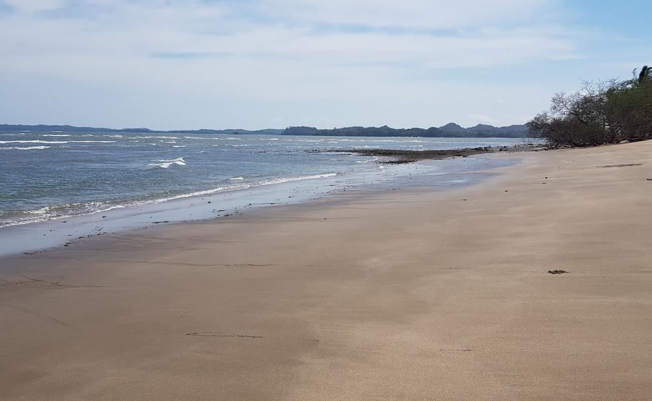 Foto af Playa Nanzal med sort sand og småsten overflade