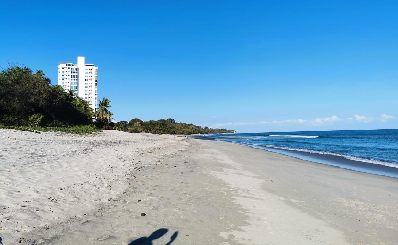 Foto af Corona Beach med grå sand overflade