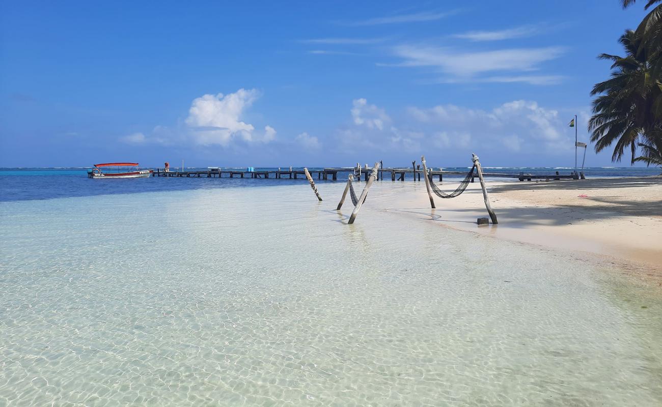 Foto af Yani Island Strand med hvidt fint sand overflade