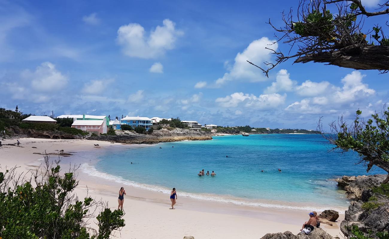 Foto af John Smith's Bay Beach med lys fint sand overflade