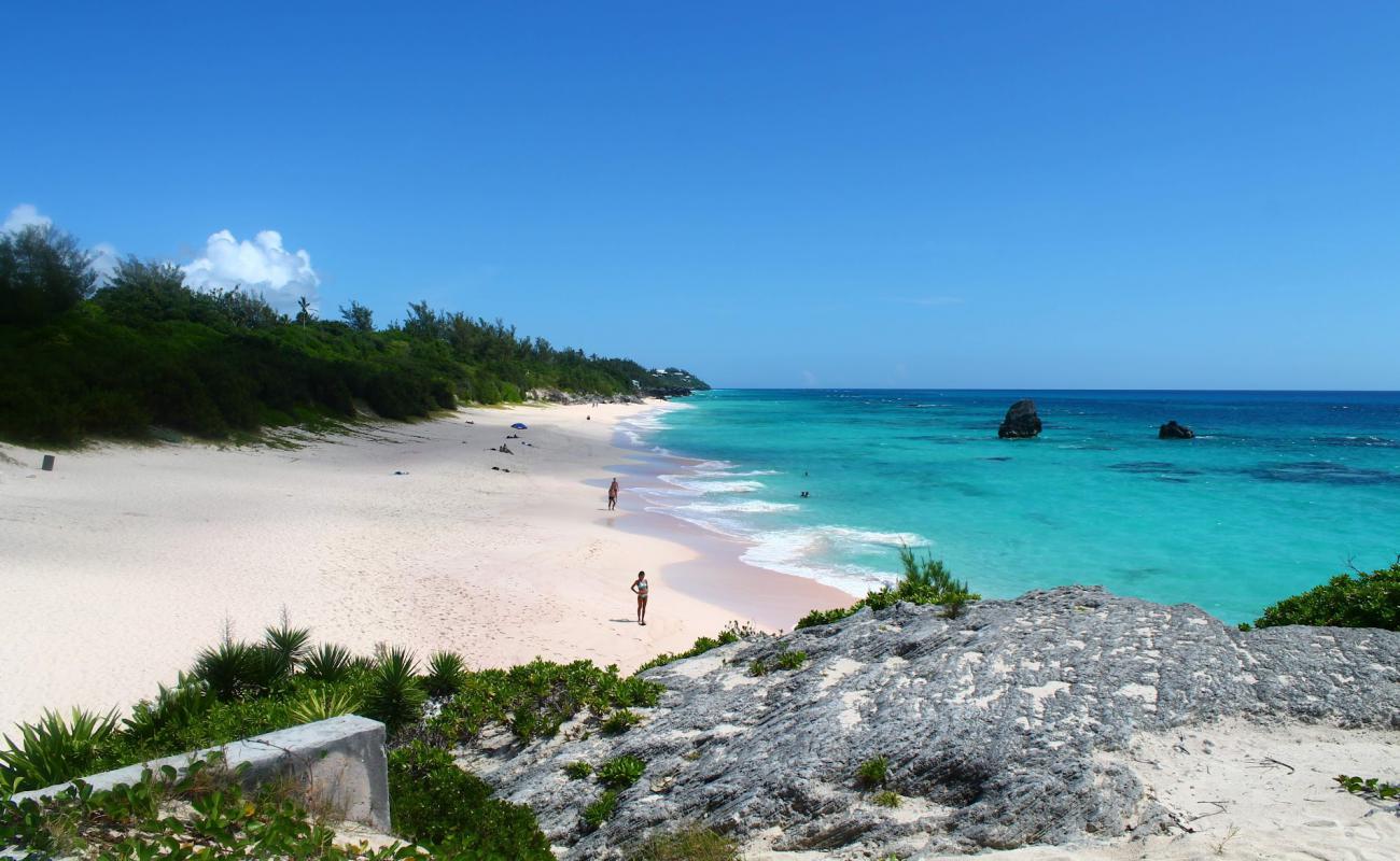 Foto af Warwick Long Bay Beach med lys fint sand overflade