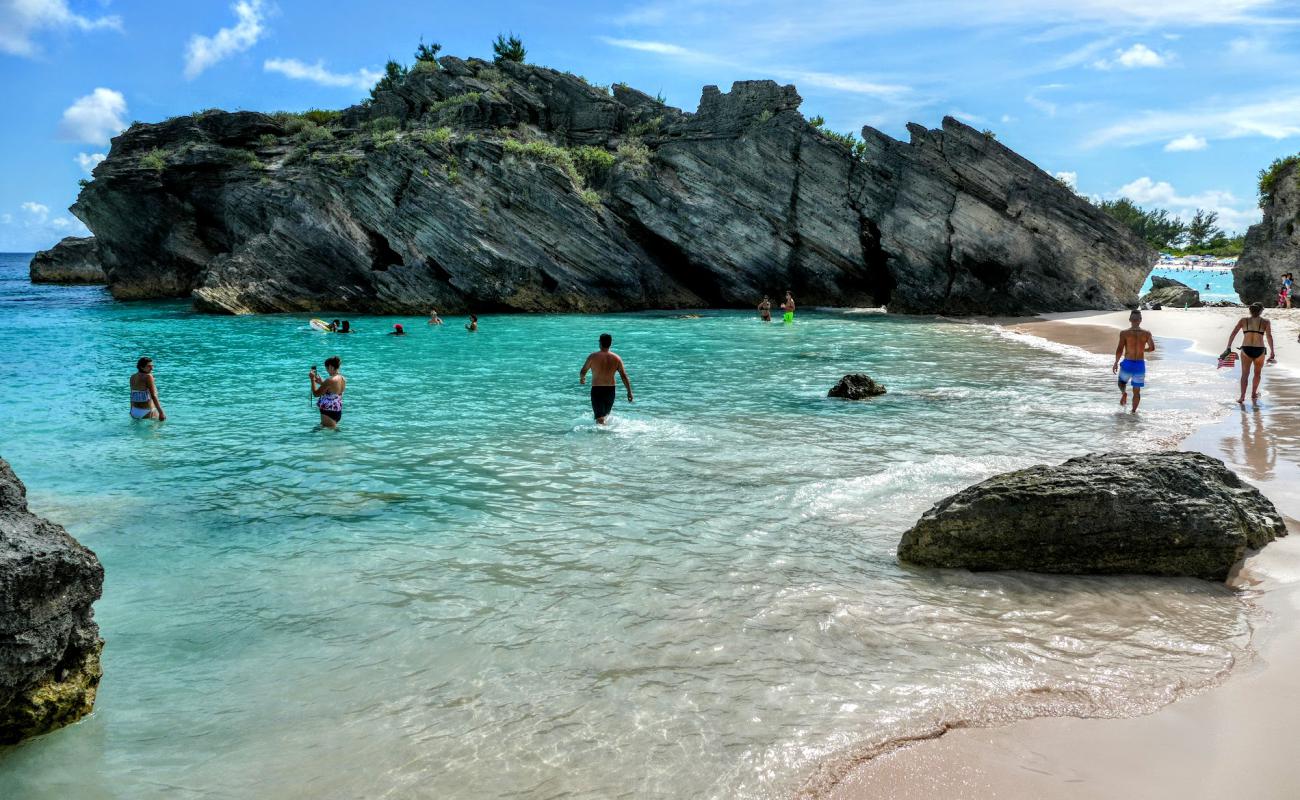 Foto af Butts Beach med lys fint sand overflade