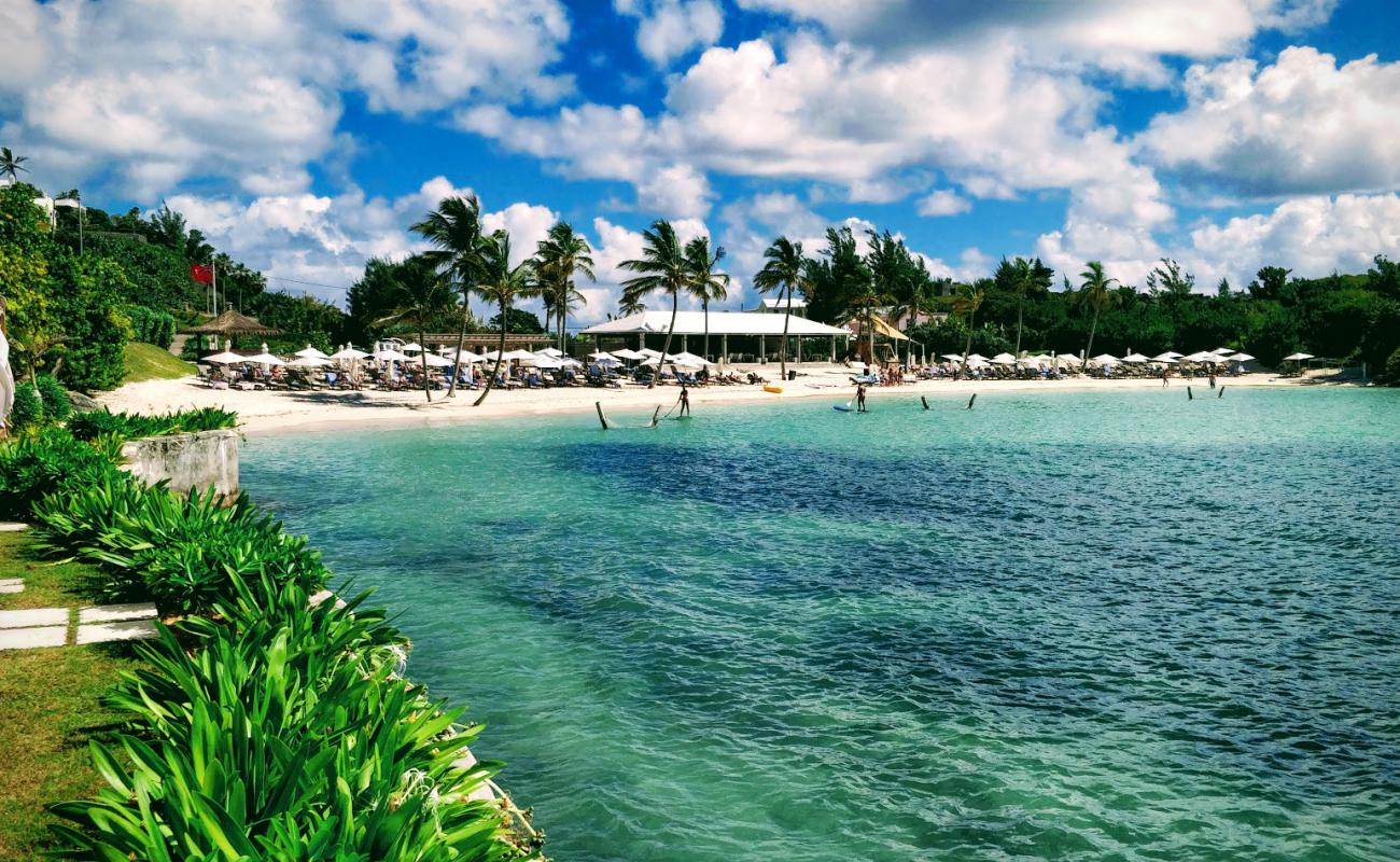 Foto af Sinky Bay Beach med hvidt fint sand overflade