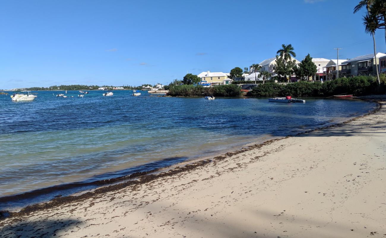 Foto af Mangrove Bay Beach med lys sand overflade