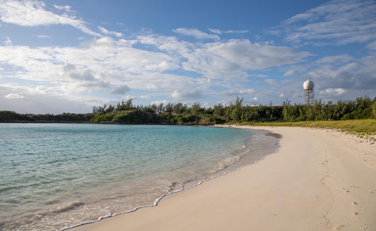 Foto af Long Bay Beach med lys fint sand overflade