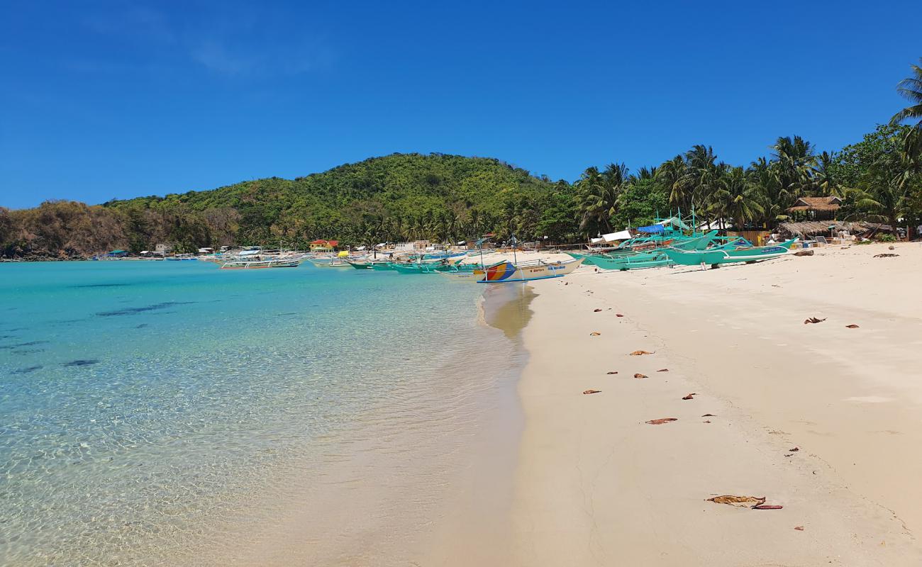 Foto af Diapela Beach med lys sand overflade