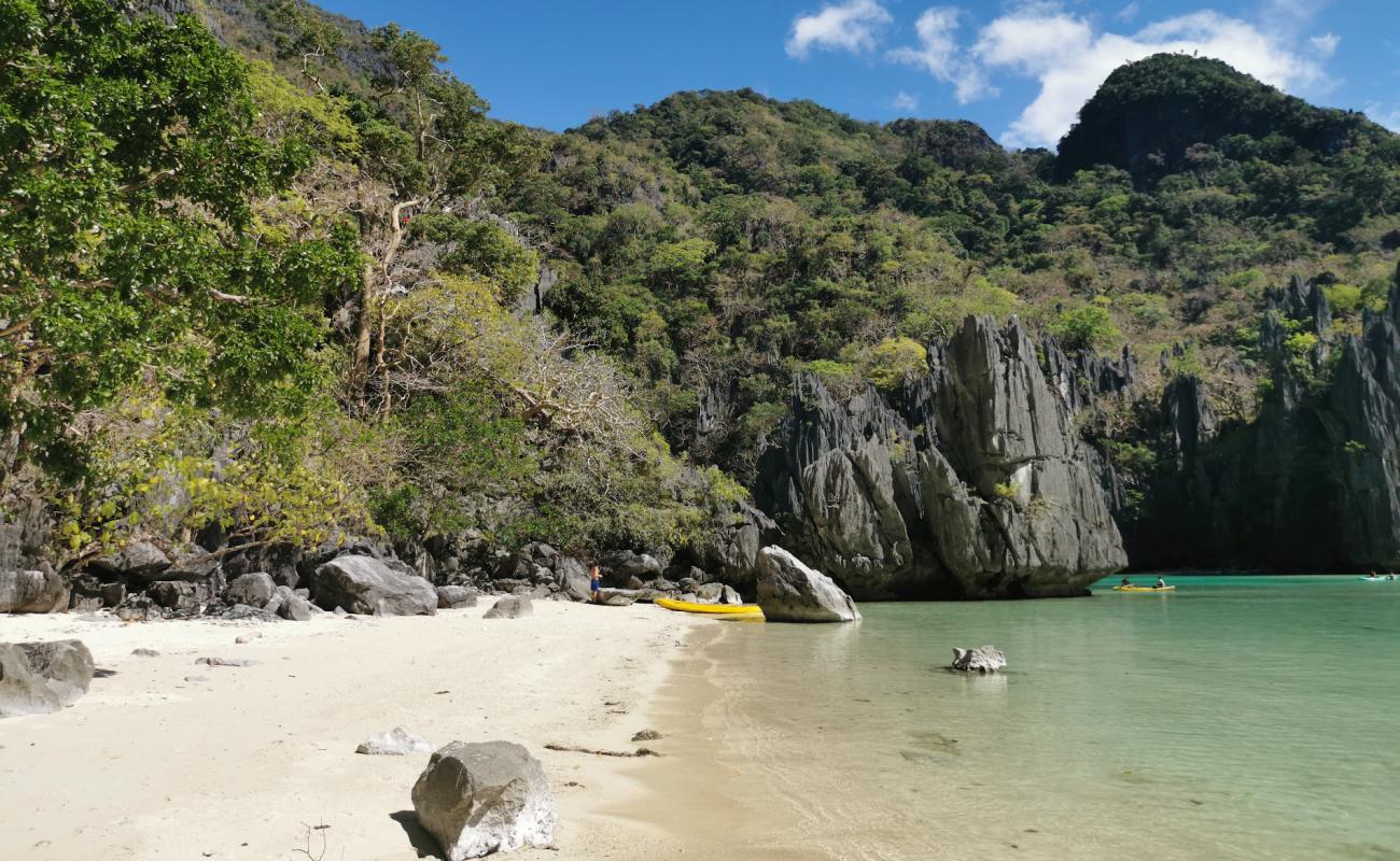 Foto af Cadlao Lagoon med lys sand overflade