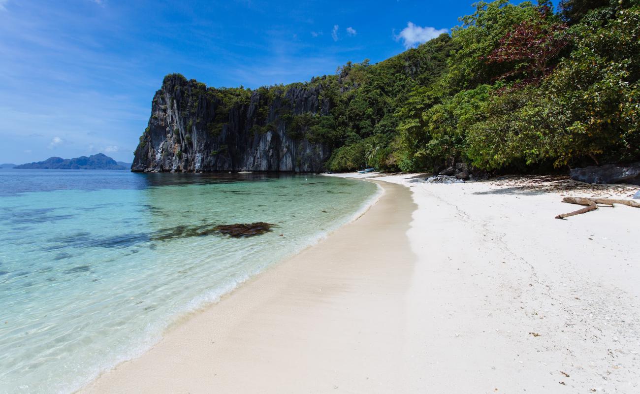 Foto af Lapus Lapus Beach med lys sand overflade