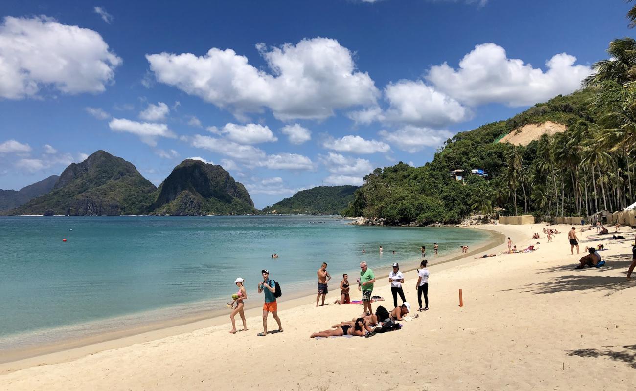 Foto af Marimegmeg Beach med lys fint sand overflade