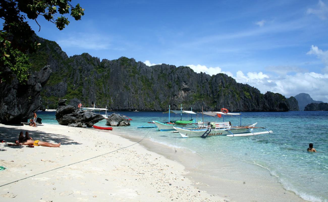 Foto af Payong-Payong Beach med lys sand overflade