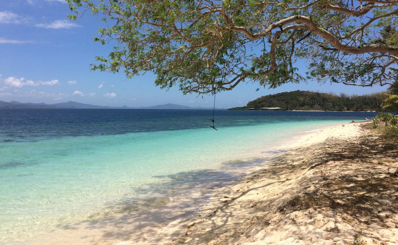 Foto af Renambacan Strand med lys fint sand overflade