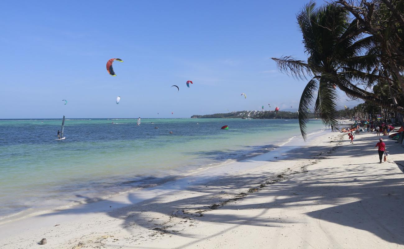 Foto af Bulabog Beach med lys fint sand overflade