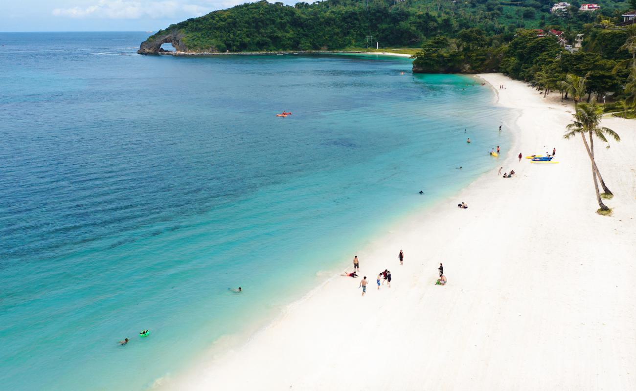 Foto af Iligan Strand med hvidt fint sand overflade