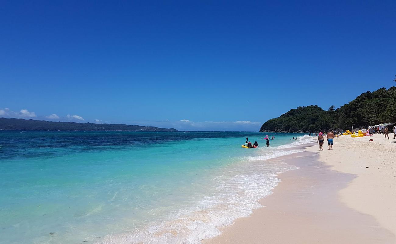 Foto af Puka Shell Beach med lys fint sand overflade