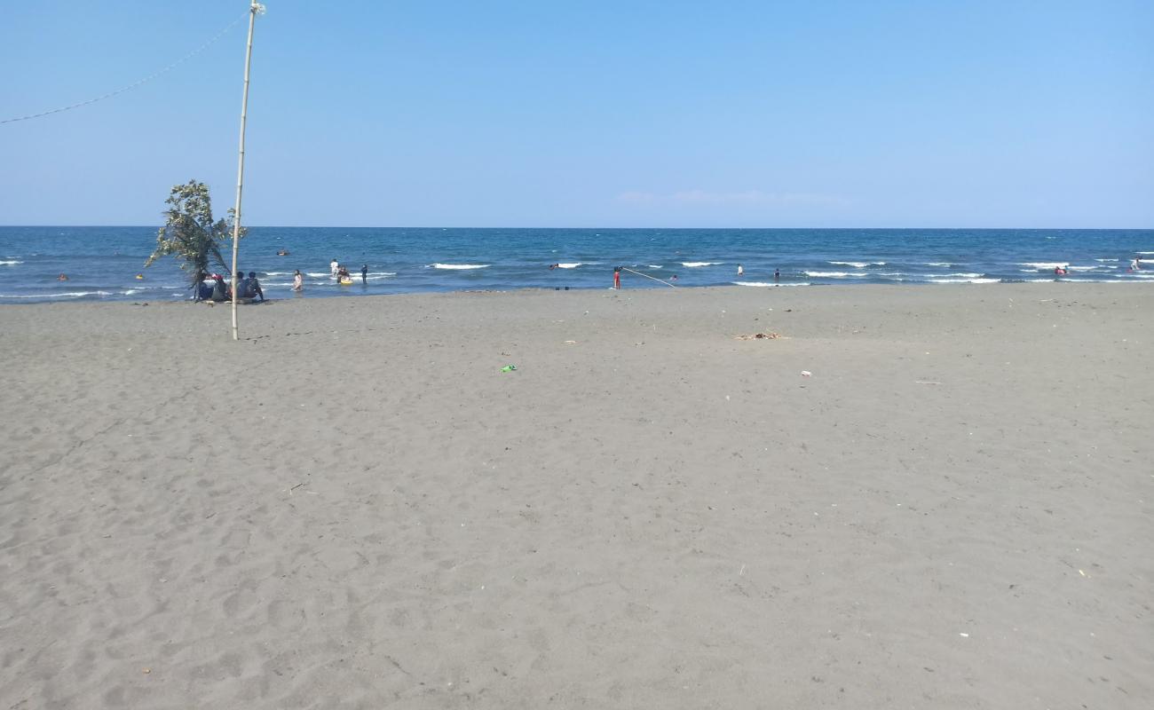 Foto af Pitugo Beach med grå sand overflade