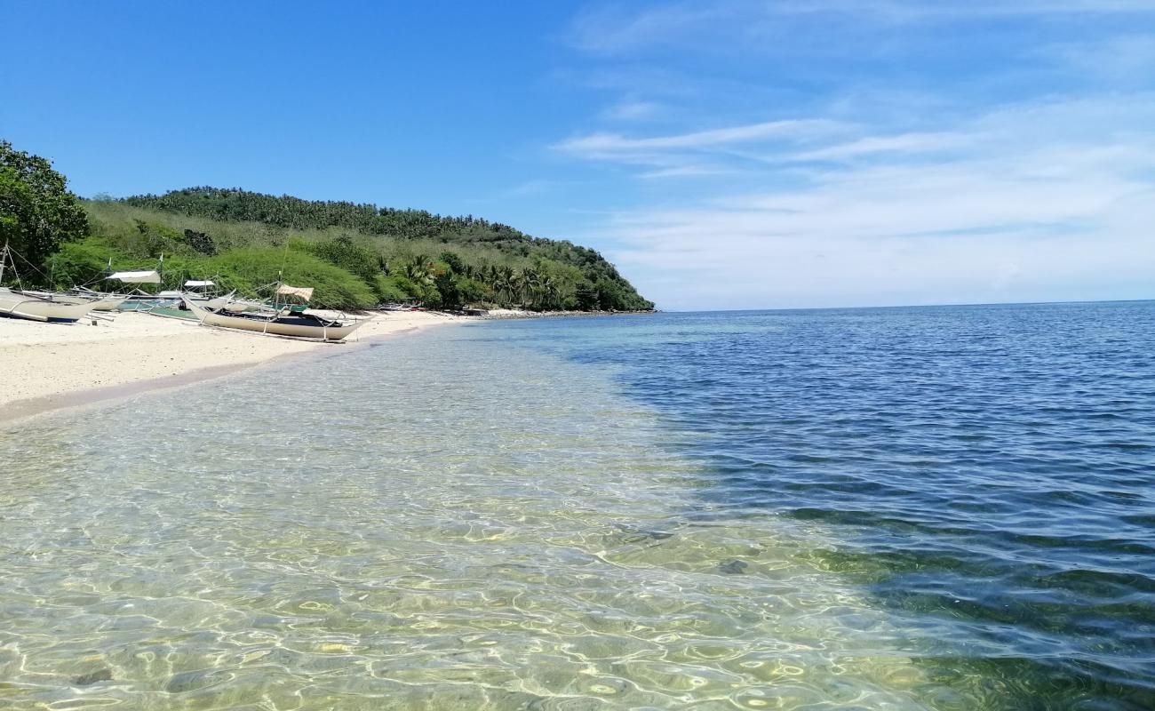 Foto af Pili Beach med lys sand overflade