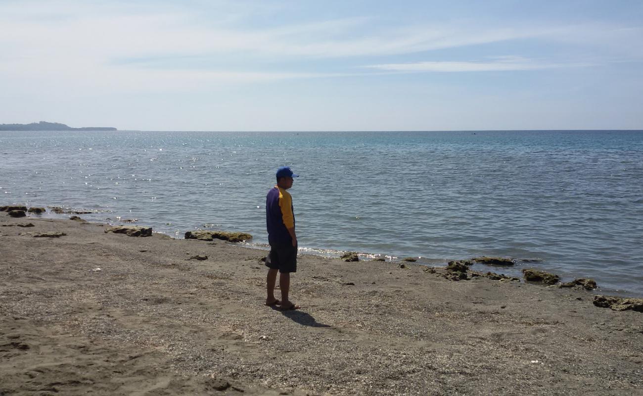 Foto af A Long D' Beach med gråt sand og småsten overflade