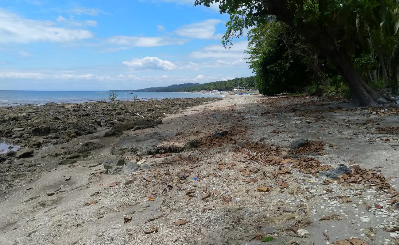 Foto af Giligaon Beach med grå sand overflade