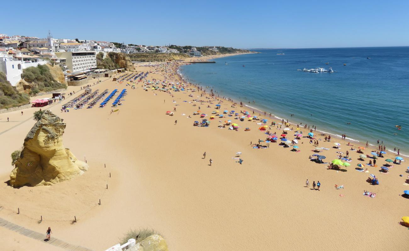 Foto af Praia dos Pescadores med lys fint sand overflade