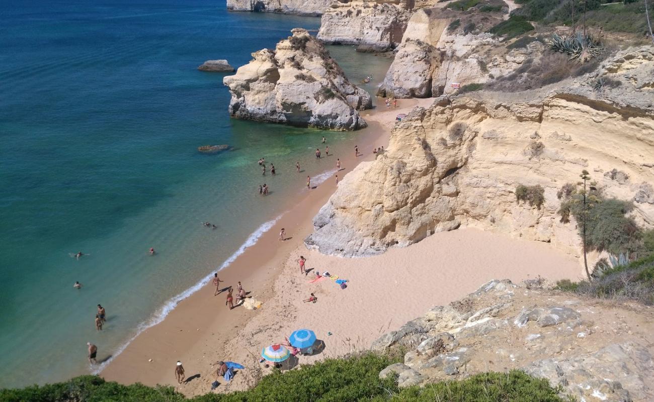 Foto af Praia dos Beijinhos med brunt sand overflade