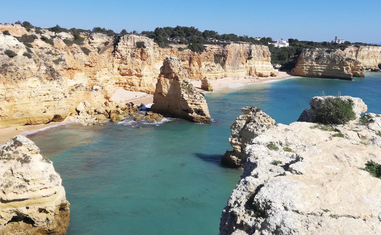 Foto af Marinha Strand med fin brunt sand overflade