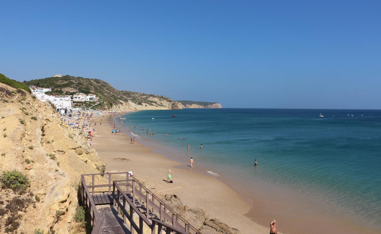 Foto af Praia da Salema med lys fint sand overflade