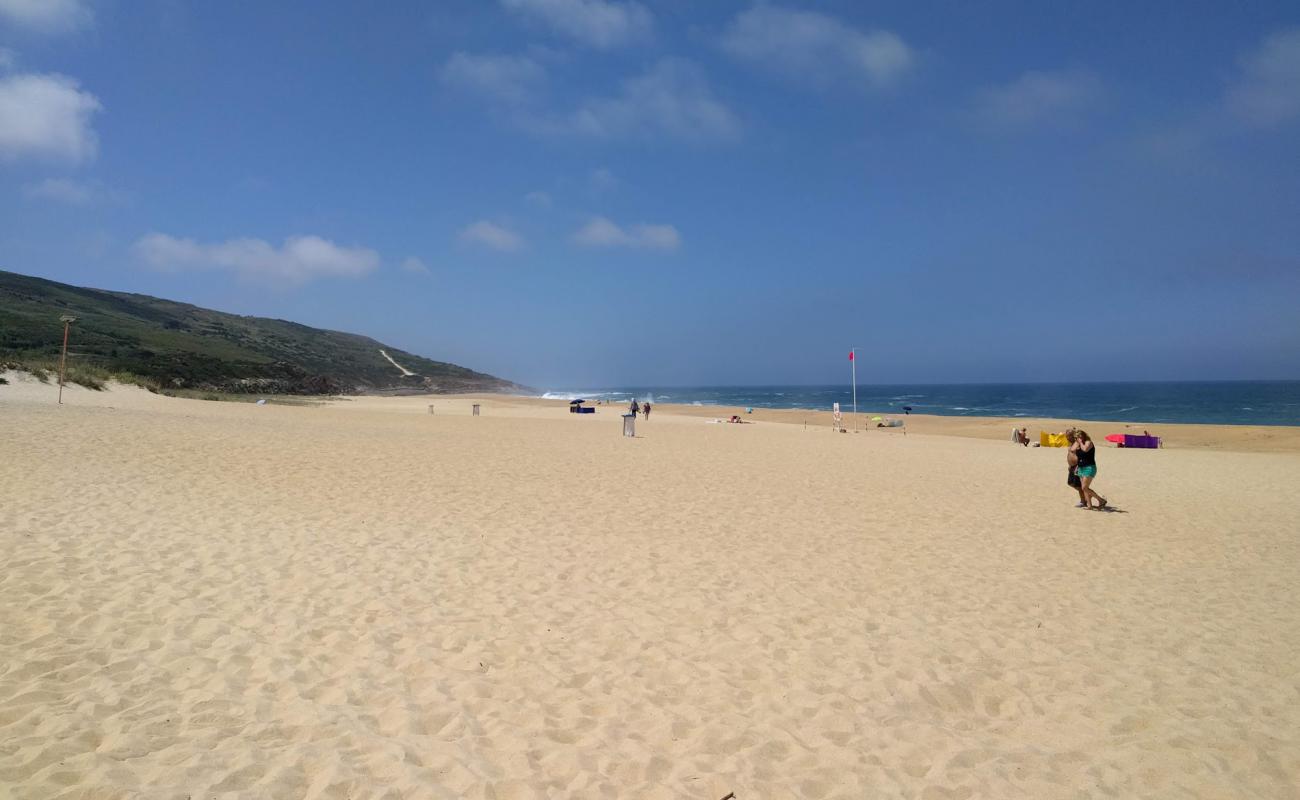 Foto af Praia do Salgado med lys fint sand overflade