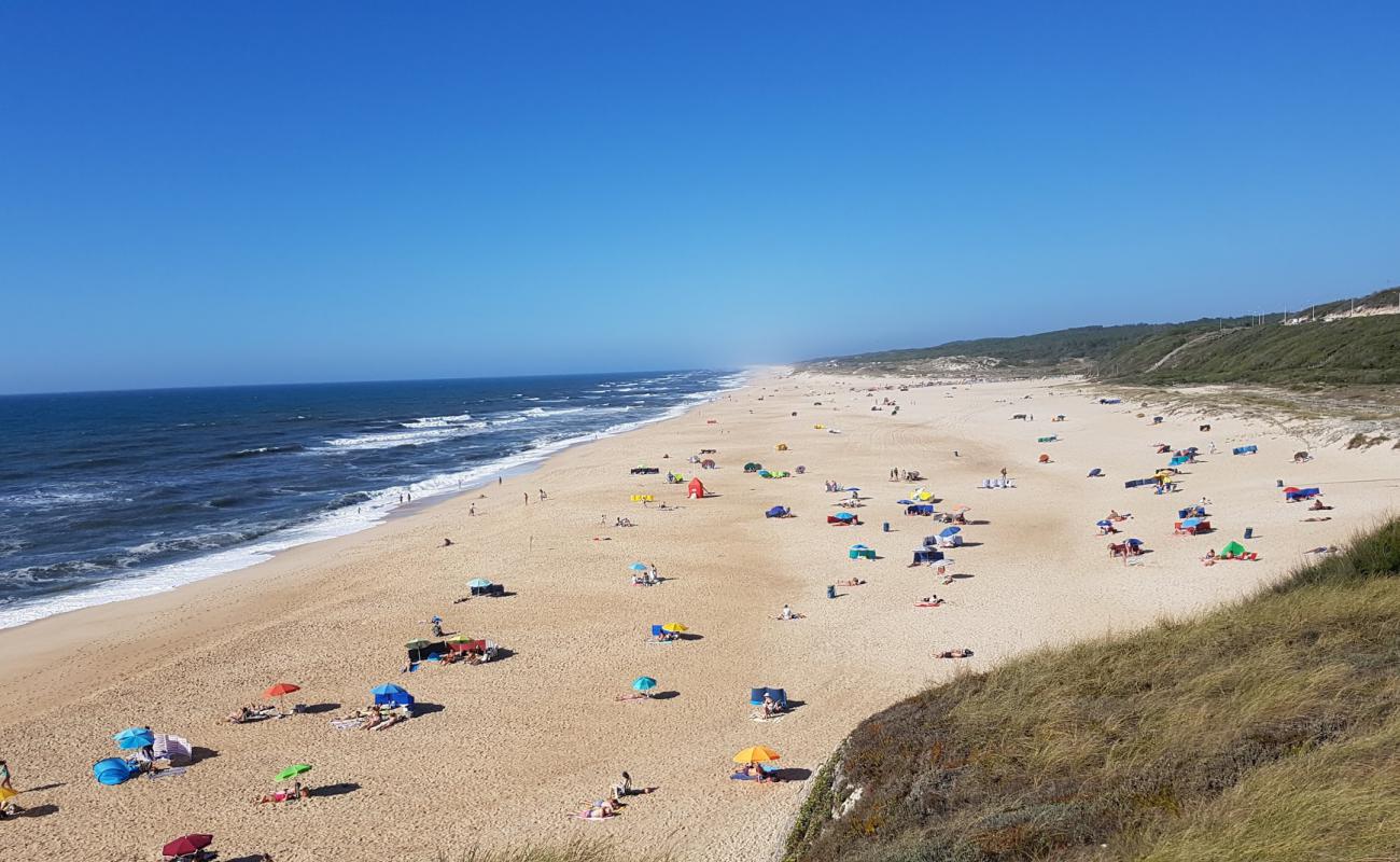 Foto af Praia Velha med lys fint sand overflade