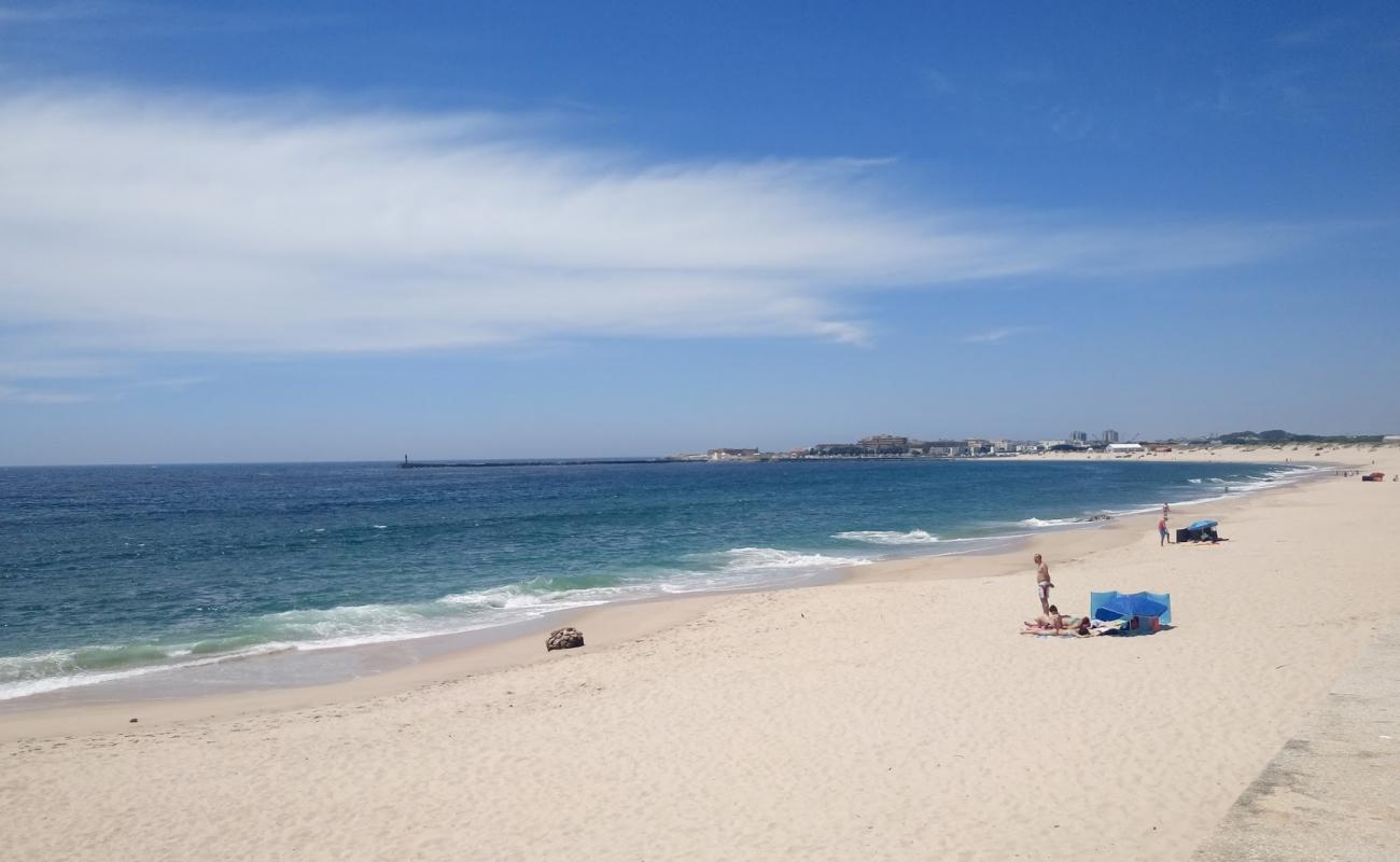 Foto af Praia de Arvore med lys fint sand overflade