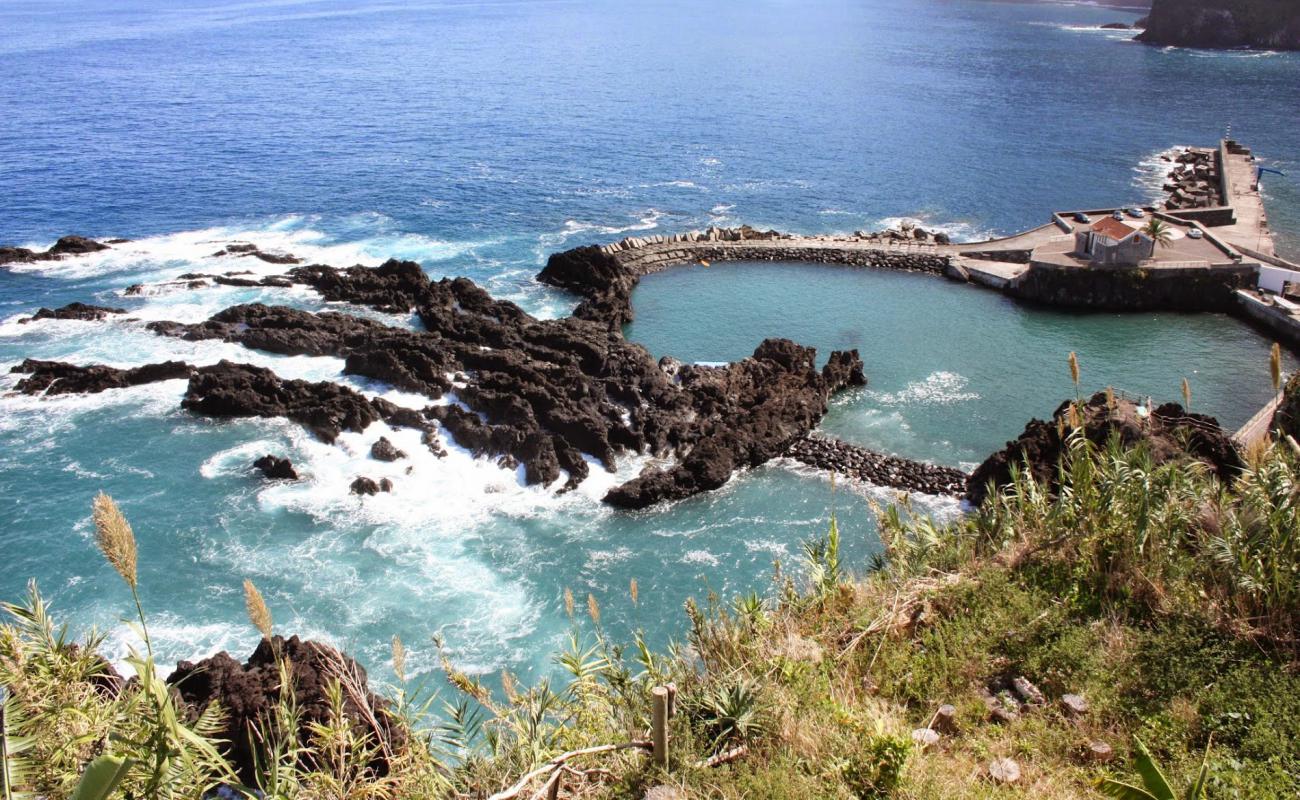 Foto af Natural public swimming pool med brun sten overflade