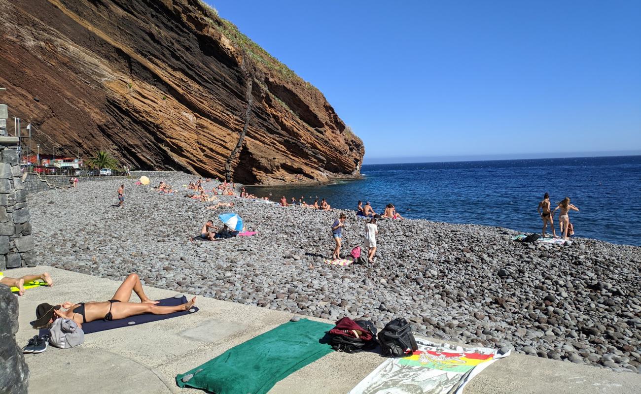 Foto af Praia do Garajau med grå sten overflade