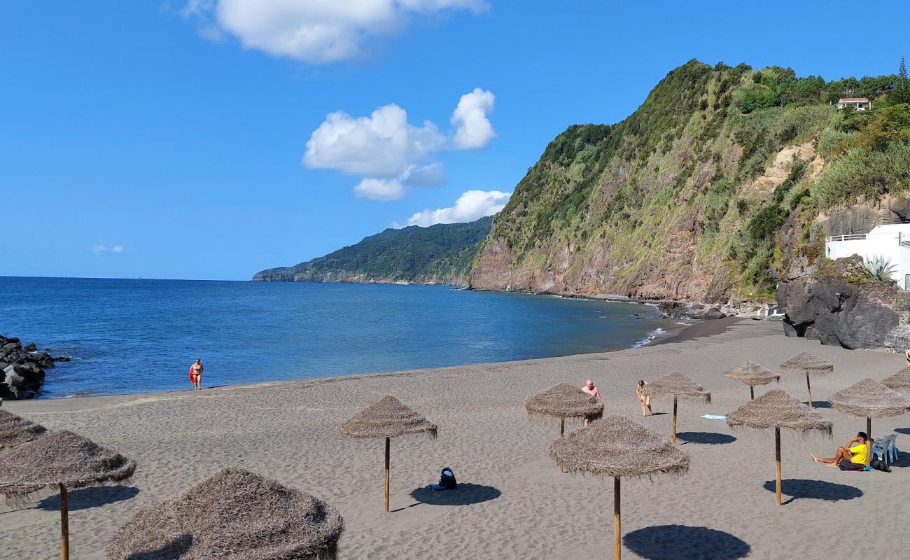 Foto af Povoacao Beach med hvidt sand og klipper overflade