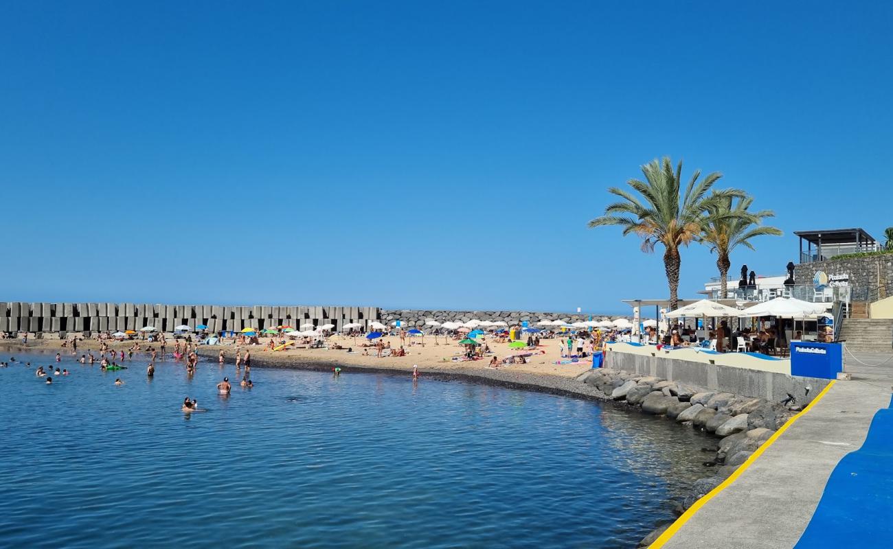 Foto af Calheta Strand med lys sand overflade