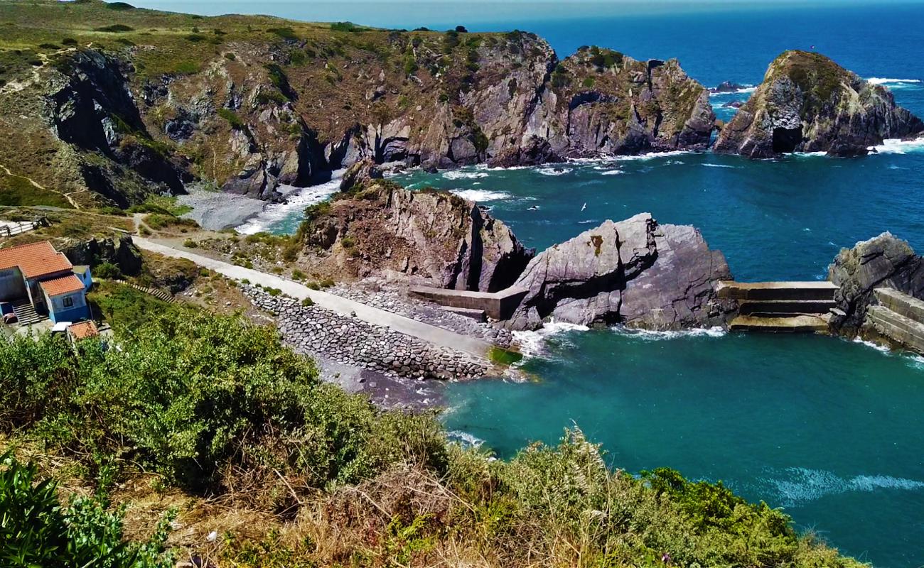 Foto af Praia da Azenha do Mar med grå sten overflade